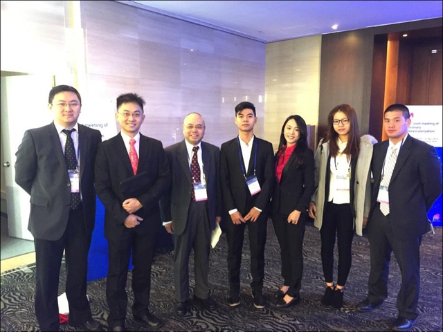 Thầy Thạch Nguyễn ( thứ 3 từ trái sang) cùng các SV Y Đại học Tân Tạo tham dự Hội nghị tim mạch thế giới tại Busan, HQ ngày 9-10/12/2016.