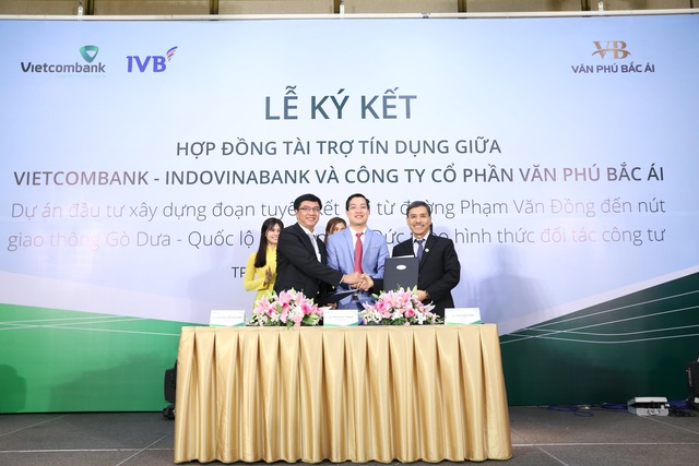 Ký kết Hợp đồng tài trợ tín dụng 1.450 tỷ đồng cho dự án BT - 3 Phần ký kết giữa ba bên: Ông Phạm Mạnh Thắng - Ông Trần Đức Thắng - Ông Cao Minh Hiển (Giám đốc chi nhánh Thiên Long ngân hàng Indovina)