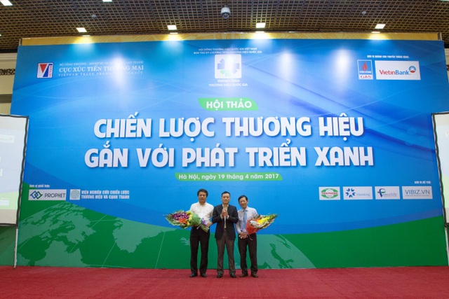 Ông Đỗ Kim Lang – Phó Cục trưởng Cục Xúc tiến thương mại trao tặng hoa cho các đơn vị đồng hành