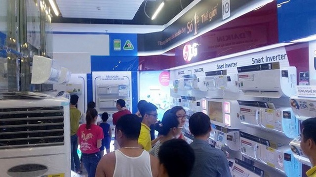 Người dân Hà Nội đổ xô đi mua điều hòa trong đợt nắng nóng cao điểm - 1 Những ngày nắng nóng cao điểm, gian hàng điều hòa LG luôn rơi vào tình trạng quá tải người xem và mua