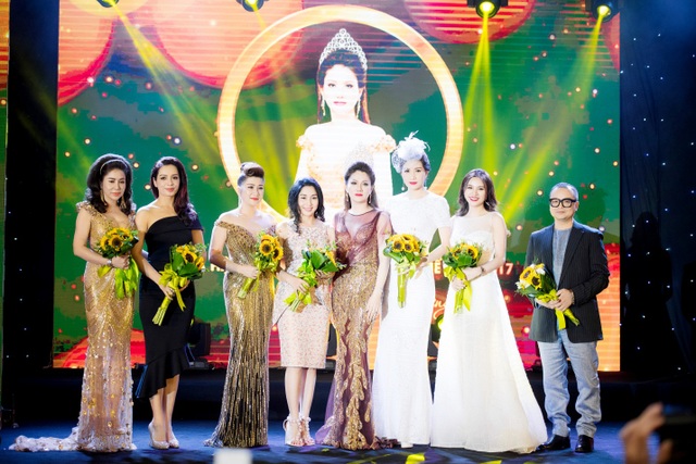 Hoa hậu Doanh nhân Xuân Hương lộng lẫy cùng dàn Hoa hậu trong đêm tiệc Thanks Party - 4 Tân Hoa hậu tặng hoa cho những người bạn đã cùng đồng hành trong hành trình dự thi của chị