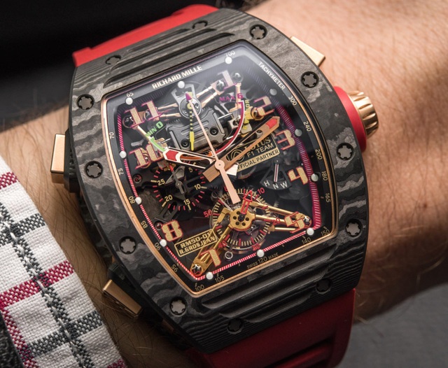 Richard Mille G-Sensor: Khi Grand Complications và Công nghệ hiện đại hòa làm một - 3 RM 50-01 Lotus F1 Team. Đánh dấu sự kết hợp giữa Richard Mille và đội đua Lotus, RM 50-01 mô phỏng một phiên bản thu nhỏ của mẫu xe đua Lotus năm 2014 với phối màu đỏ - vàng – đen. Đây là mẫu G-Sensor duy nhất kết hợp thêm chức năng Chronograph, làm bằng chất liệu Carbon siêu nhẹ trứ danh của Richard Mille và phối vàng hồng ở lớp giữa đồng hồ.