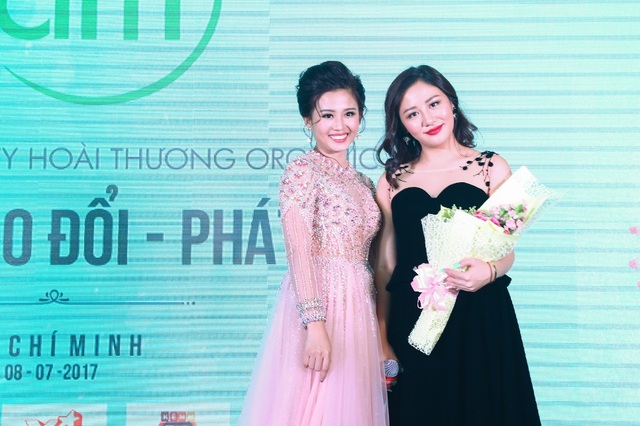 Sao Việt rạng rỡ dự sự kiện của Hoài Thương Organic - 2 Ca sĩ Văn Mai Hương cùng đại diện thương hiệu Nấm.