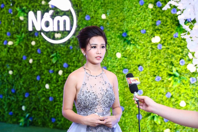 Sao Việt rạng rỡ dự sự kiện của Hoài Thương Organic - 5 Bà Nguyễn Vũ Hoài Thương – Giám đốc Hoài Thương Organic phát biểu trước truyền thông tại sự kiện của công ty