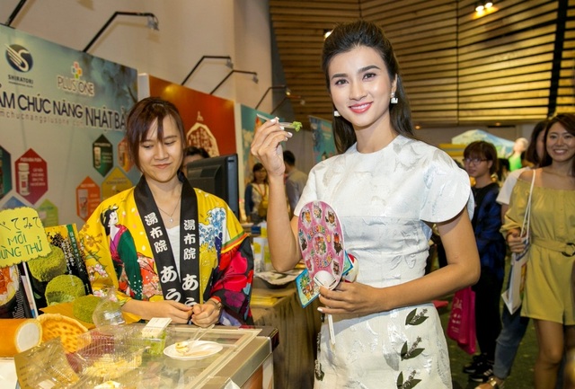 15.000 lượt khách phấn khích tham dự lễ hội Nhật Bản Feel Japan in Vietnam 2017 - 7 Diễn viên Kim Tuyến dùng thử sản phẩm tại quầy bánh ngọt truyền thống của Nhật