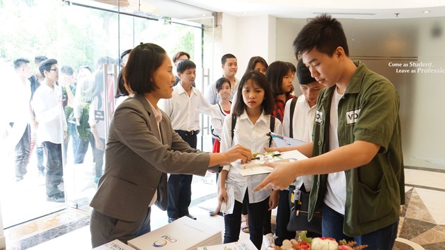 Học nghề - Hướng đi mới để thành công - 2 Đông đảo học sinh, sinh viên tham gia trải nghiệm lớp học thử ngành Quản trị Khách sạn và Nghệ thuật Ẩm thực tại trường Quốc tế CitySmart Hotel Management.