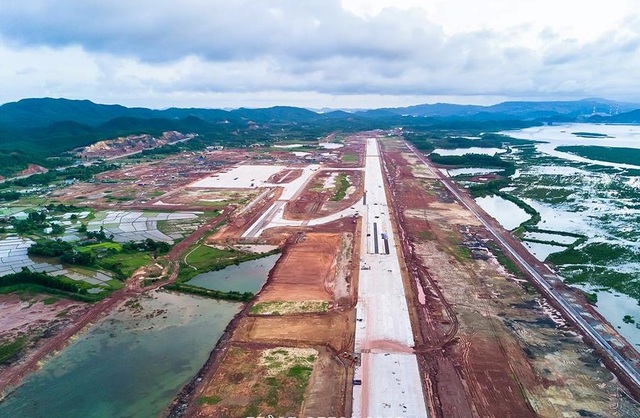 Nhà đầu tư làm gì khi Hạ Long nâng cấp hạ tầng giao thông? - 1 Sân bay Vân Đồn đang được thi công, dự kiến sẽ hoàn thành vào cuối năm 2017 (nguồn Internet)