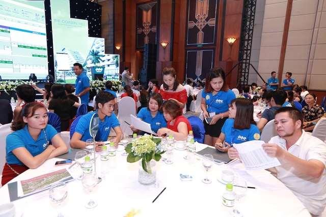 Khách hàng “chen chân” tham dự Lễ giới thiệu The Coastal Hill - FLC Grand Hotel Quy Nhơn - 2 Khách hàng “chen chân” tham dự Lễ giới thiệu The Coastal Hill - FLC Grand Hotel Quy Nhơn - 2