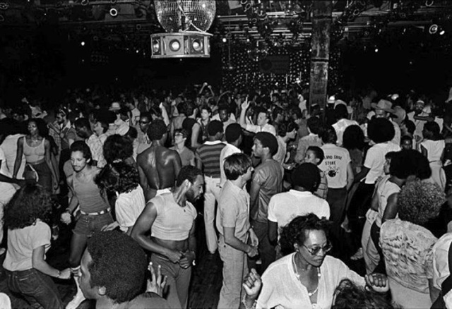 Disco dòng nhạc tiền thân của EDM - 2 Âm hưởng của disco, trở thành xu hướng mới từ những sàn underground của người da đen