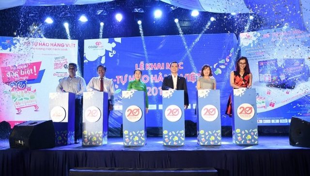 Kyo York bất chấp mưa bão đáp chuyến bay trong đêm về Sài Gòn ủng hộ hàng Việt - 3 Lãnh đạo Thành phố cùng Saigon Co.op khởi động chương trình Tự hào hàng Việt 2017 vào tối ngày 26.08.2017
