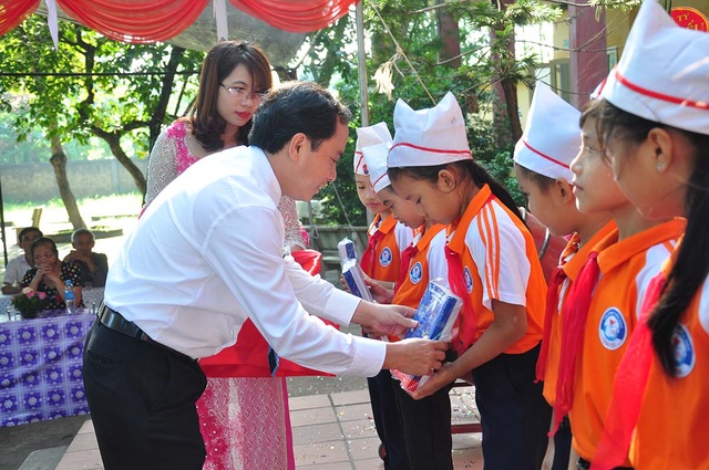 Trao tặng vở tới học sinh trên địa bàn Thủ đô Hà Nội nhân dịp khai giảng - 2 Đồng chí Phùng Lê Dũng - Chủ tịch Công đoàn EVN HANOI tặng vở cho các học sinh có hoàn cảnh khó khăn tại trường Đồng Phú