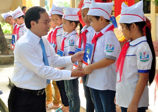 Trao tặng vở tới học sinh trên địa bàn Thủ đô Hà Nội nhân dịp khai giảng - 3 Tặng vở cho các học sinh tại trường tiểu học Đồng Lạc