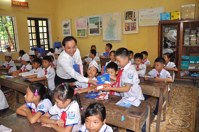Trao tặng vở tới học sinh trên địa bàn Thủ đô Hà Nội nhân dịp khai giảng - 4 Trao tặng vở tới học sinh trên địa bàn Thủ đô Hà Nội nhân dịp khai giảng - 4