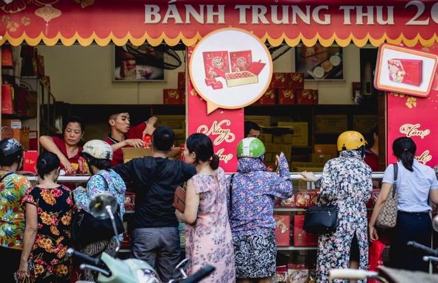 Cận Trung thu, người Hà Nội xếp hàng dài để mua bánh nướng, bánh dẻo - 2 Bánh mứt kẹo Hà Nội là một thương hiệu lâu đời, nổi tiếng với hương vị cổ truyền khó trộn lẫn. Vì thế, sát Tết Trung thu, các chi nhánh cửa hàng luôn tấp nập khách tới mua.