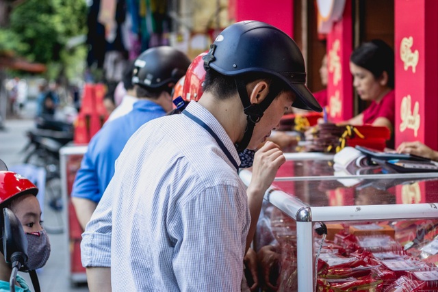 Cận Trung thu, người Hà Nội xếp hàng dài để mua bánh nướng, bánh dẻo - 4 Anh Lân (Hàng Cót – Hà Nội) năm nào cũng ra mua bánh nướng, bánh dẻo của Bánh mứt kẹo Hà Nội vì gia đình anh đã quen hương vị này.