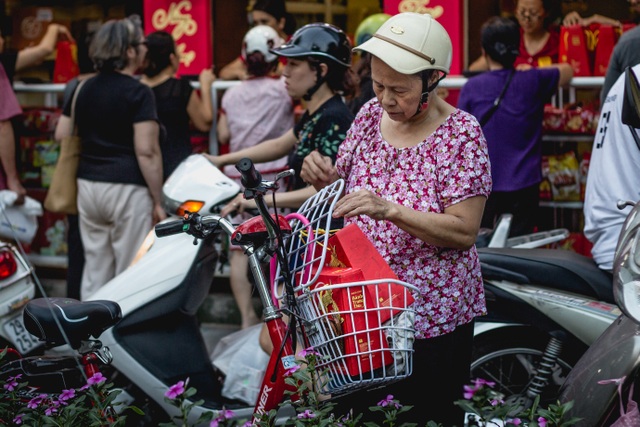 Cận Trung thu, người Hà Nội xếp hàng dài để mua bánh nướng, bánh dẻo - 9 “Hồi xưa, Tết trung thu chỉ mong có chiếc bánh của Bánh mứt kẹo Hà Nội để phá cỗ. Quý lắm cháu ạ.”