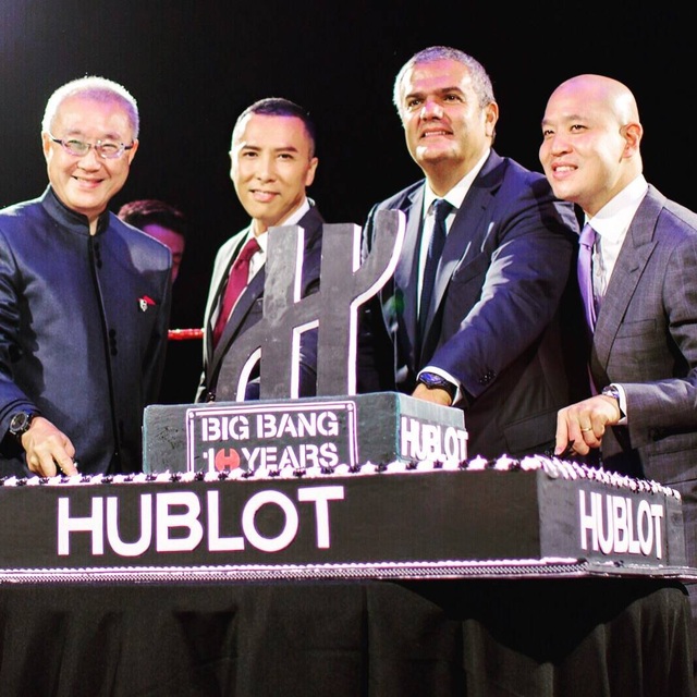 Nhà phân phối Hublot tiết lộ chính sách giá ưu tiên tại Việt Nam - 1 Từ trái qua: Dr. Kenny Chan – The Hour Glass Co-Group MD, tài tử Chân Tử Đan, CEO Hublot ngài Ricardo Guadalupe và Michael Tay – The Hour Glass Group Managing Director.