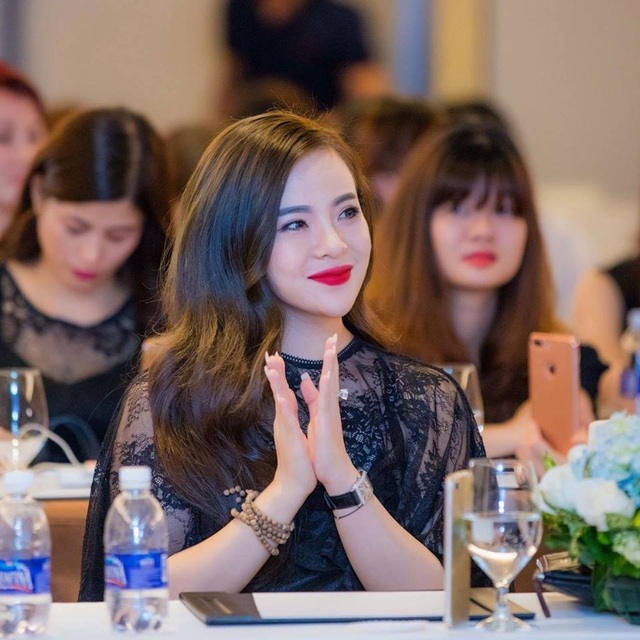 Nhan sắc "vạn người mê" của ứng viên Hoa hậu quý bà châu Á - 3 Luôn nghiêm túc trong công việc, nhưng đời thường cô lại rất trẻ trung, năng động.Không chỉ có gương mặt khả ái, Chủ tịch Thu Trang còn có phong cách ăn mặc rất thời thượng.