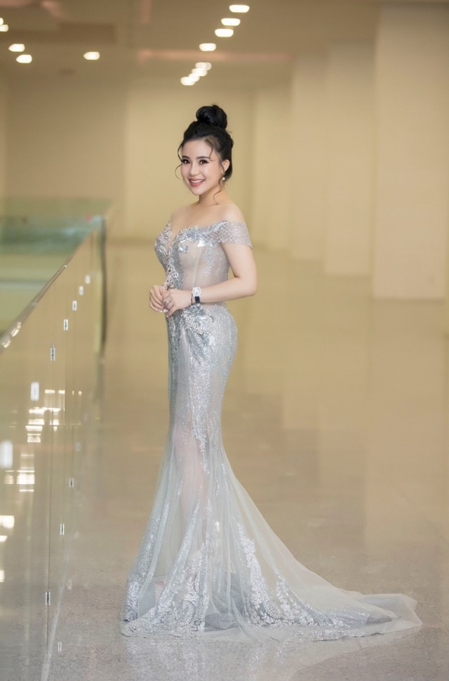 Nhan sắc "vạn người mê" của ứng viên Hoa hậu quý bà châu Á - 9 Trong trang phục dạ hội, người đẹp với nhan sắc nổi bật của mình thu hút người đối diện