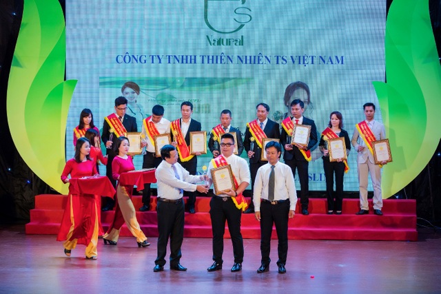 Khám phá Top 10 thương hiệu Quốc dân được tin dùng nhất 2017 - 2 Công ty TNHH Thiên nhiên TS Việt Nam (thành viên của TS Group) với sản phẩm giảm cân an toàn Sen Slim lọt vào top 10 các Thương hiệu Quốc dân được tin dùng nhất hiện nay