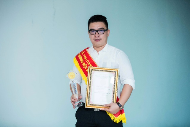Khám phá Top 10 thương hiệu Quốc dân được tin dùng nhất 2017 - 5 Doanh nhân trẻ Nguyễn Đức Tân – CEO TS Group tự hào và vinh dự khi được người tiêu dùng bình chọn sản phẩm giảm cân an toàn Sen Slim là Top Thương hiệu được nhiều người tiêu dùng thông minh lựa chọn hiện nay