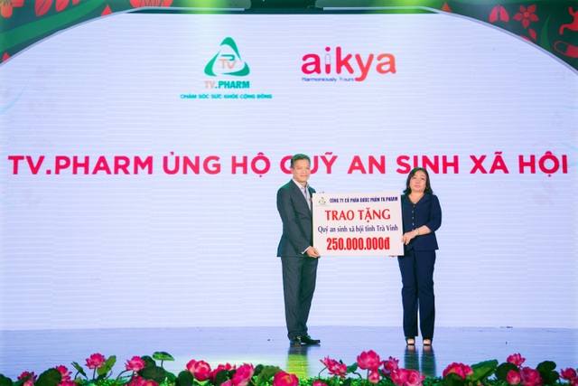 TVPHARM 25 năm “Tự hào lịch sử – Vững bước tương lai” - 2
Đại diện TV. Pharm trao tặng Quỹ An sinh xã hội tỉnh Trà Vinh