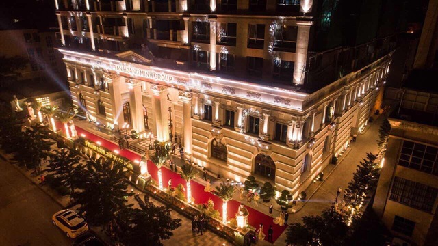 Tân Hoàng Minh ra mắt kiệt tác vượt thời gian D’. Palais Louis - 1 Với ánh sáng trang hoàng, lộng lẫy, D’. Palais Louis hiện hữu như một cung điện kiêu sa trên đại lộ Nguyễn Văn Huyên