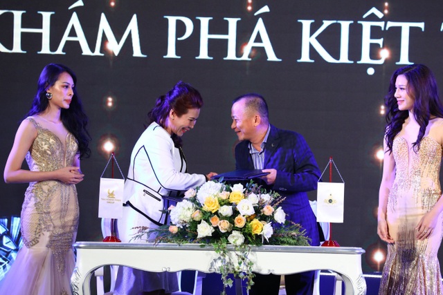 Tân Hoàng Minh ra mắt kiệt tác vượt thời gian D’. Palais Louis - 4 Bà Nguyễn Gia Việt Hằng – Phó Tổng Giám đốc Tập đoàn Tân Hoàng Minh ký hợp đồng và trao chìa khóa căn hộ cho ông Võ Mậu Quốc Triển - tân chủ nhân của D’. Palais Louis