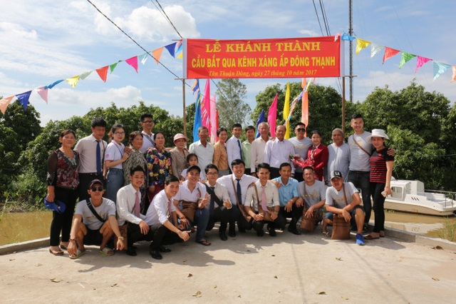 Việt Hưng Phát cùng Áo dài ABC trao 1400 phần quà cho người dân khó khăn các tỉnh miền Tây - 1 Việt Hưng Phát cùng Áo dài ABC trao 1400 phần quà cho người dân khó khăn các tỉnh miền Tây - 1