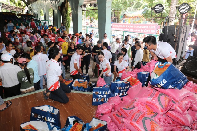 Việt Hưng Phát cùng Áo dài ABC trao 1400 phần quà cho người dân khó khăn các tỉnh miền Tây - 2 Một số hình ảnh về chuyến thiện nguyện.