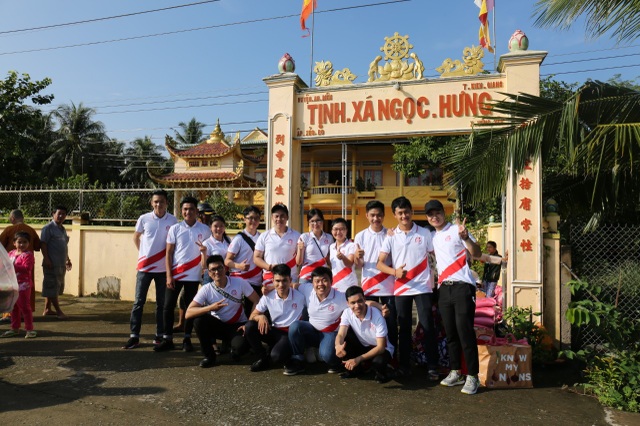 Việt Hưng Phát cùng Áo dài ABC trao 1400 phần quà cho người dân khó khăn các tỉnh miền Tây - 3 Việt Hưng Phát cùng Áo dài ABC trao 1400 phần quà cho người dân khó khăn các tỉnh miền Tây - 3