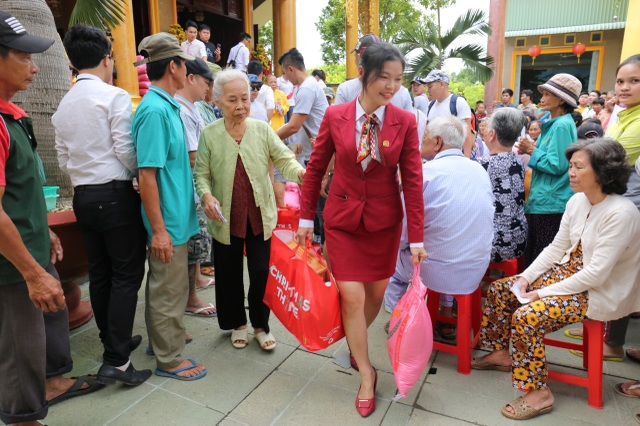 Việt Hưng Phát cùng Áo dài ABC trao 1400 phần quà cho người dân khó khăn các tỉnh miền Tây - 4 Việt Hưng Phát cùng Áo dài ABC trao 1400 phần quà cho người dân khó khăn các tỉnh miền Tây - 4