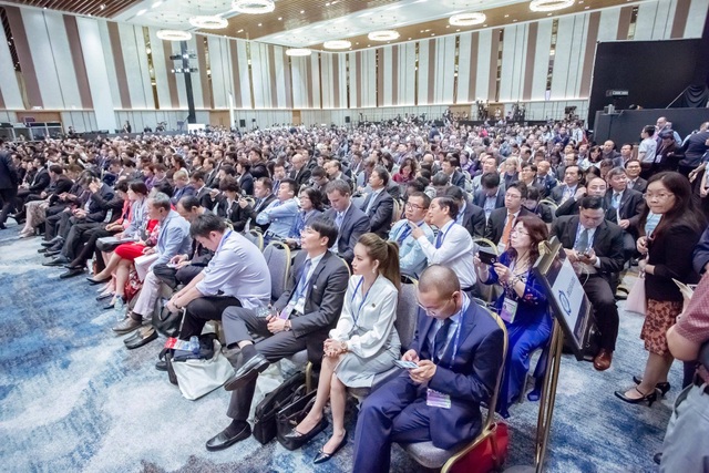 CNBC- Kênh tài chính lớn nhất thế giới phỏng vấn Doanh nhân huyền cò - 2 Khán phóng chật kín tại hội nghị APEC CEO SUMMIT