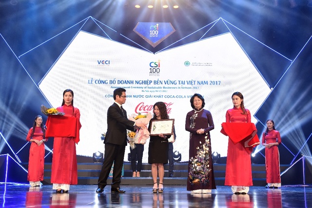 Bức tranh khả quan về cộng đồng các doanh nghiệp phát triển bền vững - 3 Đại diện Coca-Cola Việt Nam, Bà Lê Từ Cẩm Ly – Giám đốc Pháp chế và Đối ngoại khu vực Đông Dương nhận giải doanh nghiệp bền vững năm 2017
