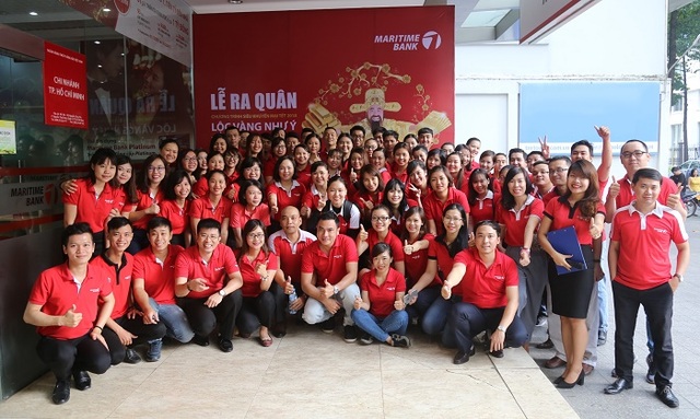 Maritime Bank tổ chức ra quân chương trình khuyến mãi Tết “Lộc vàng như ý – Tiền tỷ đến nhà” - 1 Trong sắc áo đỏ, cán bộ nhân viên Maritime hứng khởi ra quân và lan tỏa chương trình khuyến mãi Tết 2018 “Lộc vàng như ý – Tiền tỷ đến nhà” tới khách hàng.
