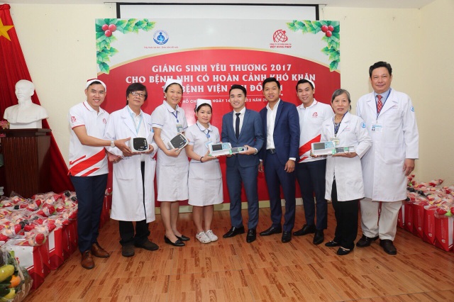 Giáng sinh ấm áp cùng Việt Hưng Phát tại bệnh viện Nhi Đồng 1 - 3 Việt Hưng Phát trao tặng máy bơm tiêm và đo nồng độ oxy cho bệnh viện