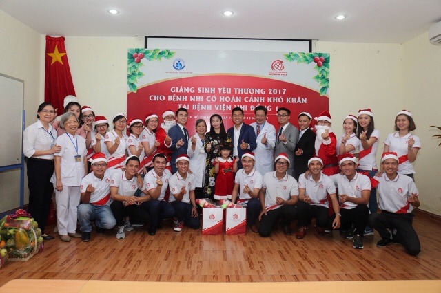 Giáng sinh ấm áp cùng Việt Hưng Phát tại bệnh viện Nhi Đồng 1 - 4 Đoàn thiện nguyện chụp hình lưu niệm cùng đại diện BV Nhi Đồng 1