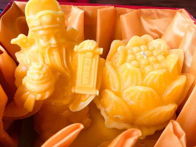 Nến Hoa Sen - Tấn Tài Lộc: Món quà "hot" Tết Mậu Tuất - 3 Mỗi cây nến Tấn Tài Lộc được đóng gói cẩn thận, được đựng trong hộp nhiễu đỏ