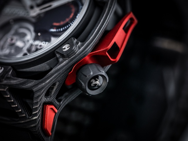 Hublot Techframe Ferrari - Khi giấc mơ trở thành hiện thực - 4 Những chi tiết mang đậm dấu ấn của Ferrari dễ dàng được nhìn thấy trên Hublot Techframe.