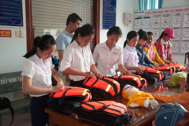 Nhân viên Bayer Việt Nam góp phần nâng cao chất lượng cuộc sống cộng đồng - 2 Hướng dẫn học sinh sử dụng áo phao