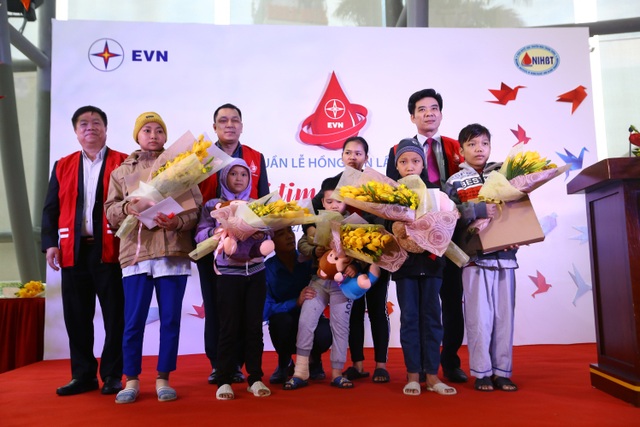 ‘Vui vì đã đem lại hạnh phúc cho người khác’ - 5 Lãnh đạo EVN tặng quà cho các bệnh nhân đang điều trị tại Viện Huyết học – Truyền máu Trung ương tham dự chương trình Tuần lễ hồng EVN lần III