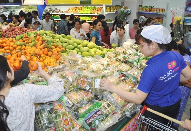 Hệ thống siêu thị Co.opmart lớn nhất nước bắt đầu giảm giá hàng hóa tết - 1 Hệ thống siêu thị Co.opmart lớn nhất nước bắt đầu giảm giá hàng hóa tết - 1