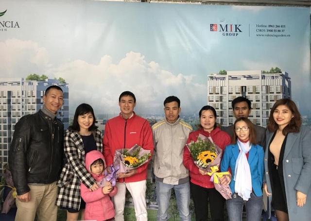 Valencia Garden: Ấm áp trong ngày bàn giao những căn hộ đầu tiên - 1 Những khách hàng đầu tiên được nhận nhà tại Valencia Garden