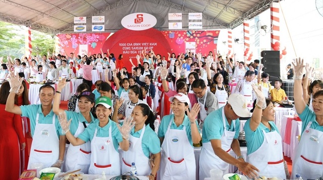 Hàng ngàn gia đình cùng kéo đến siêu thị Co.opmart để nấu ăn - 1 Các gia đình hào hứng tham gia chương trình 100 gia đình Việt Nam cùng Saigon Co.op nấu bữa tết ngon