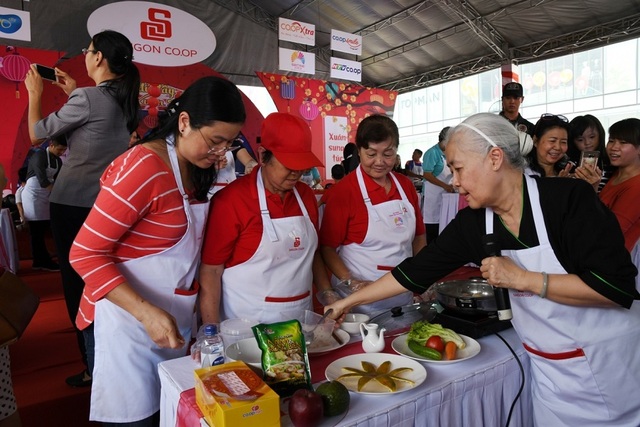 Hàng ngàn gia đình cùng kéo đến siêu thị Co.opmart để nấu ăn - 2 Chuyên gia ẩm thực trực tiếp hướng dẫn một gia đình tại sự kiện