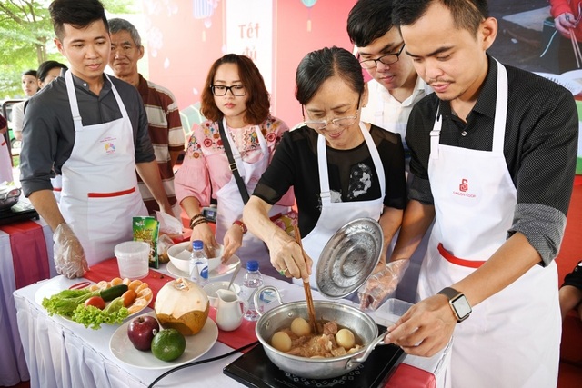 Hàng ngàn gia đình cùng kéo đến siêu thị Co.opmart để nấu ăn - 3 Cùng nhau vào bếp giúp tết Việt thêm gắn kết gia đình