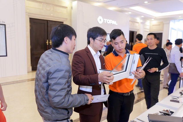 Cửa nhôm Topal: Sản phẩm vì lợi ích người tiêu dùng - 2 Chuyên viên tư vấn kĩ thuật của Topal giới thiệu về sản phẩm cho đại lý sản xuất trong buổi lễ ra mắt thương hiệu