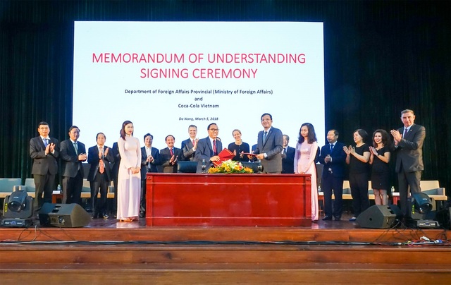 Cục Ngoại vụ - Bộ Ngoại giao và Coca-Cola Việt Nam vừa ký kết Biên bản ghi nhớ về việc tổ chức các khóa/lớp bồi dưỡng lãnh đạo, cán bộ đối ngoại