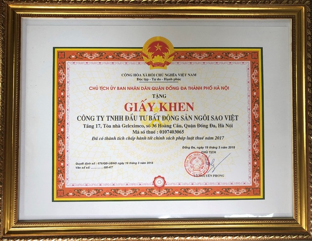 Các công ty trực thuộc Tân Hoàng Minh nhận bằng khen doanh nghiệp tiêu biểu - 1 Công ty TNHH Đầu tư Bất động sản Ngôi Sao Việt - Chủ đầu tư dự án D’. Capitale nhận bằng khen chấp hành tốt chính sách pháp luật thuế năm 2017 của UBND quận Đống Đa