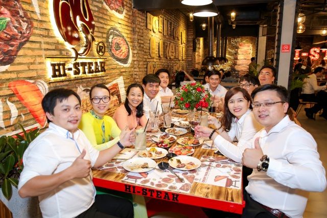 KINGDOM kết hợp cùng Chef Phạm Tuấn Hải ra mắt nhà hàng Hi-Steak - 4 Những thực khách đầu tiên được thưởng thức món ăn và không gian của Hi- Steak.